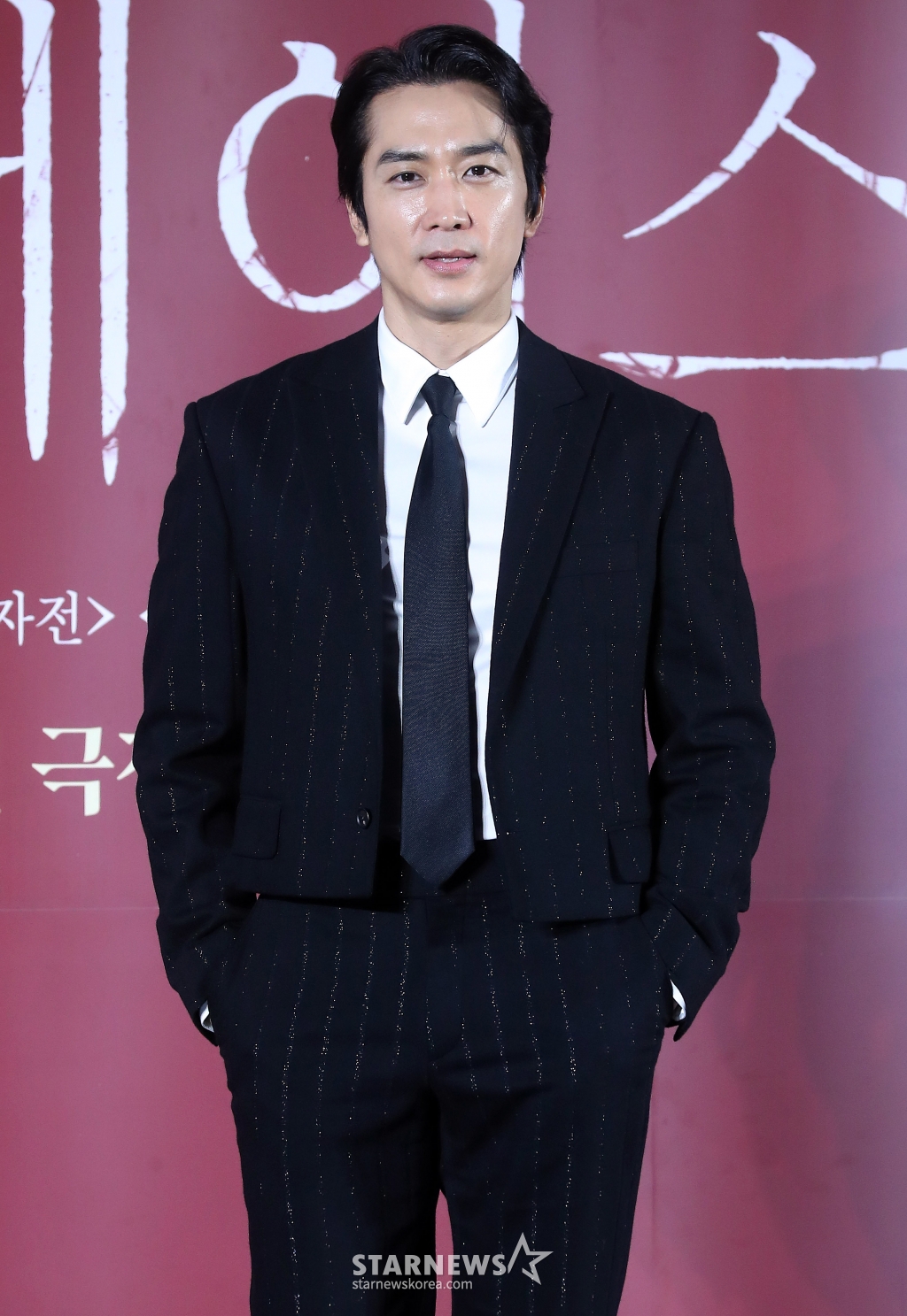 배우 송승헌이 22일 오전 서울 광진구 롯데시네마 건대입구에서 진행된 영화 '히든페이스' 제작보고회에 참석해 포즈를 취하고 있다. '히든 페이스'는 한통의 영상편지만 남기고 사라진 약혼녀의 행방을 쫓던 한 남자가 그녀와 관련된 충격적인 비밀을 마주하게 되면서 벌어지는 미스터리 스릴러. 11월 20일 개봉. 2024.10.22 /사진=김창현 chmt@