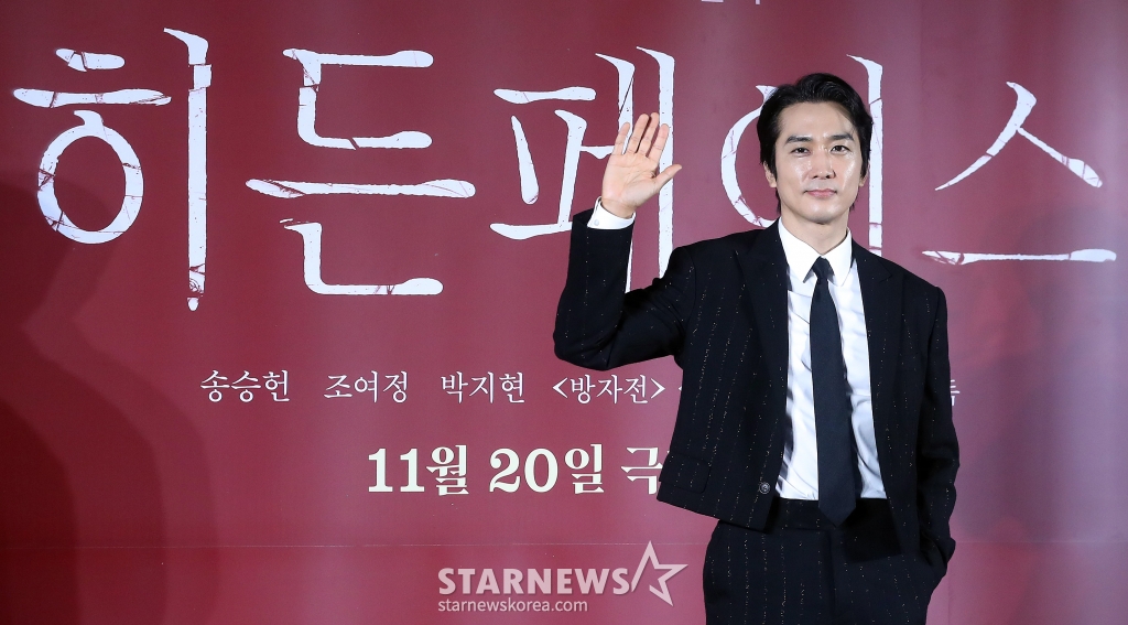 배우 송승헌이 22일 오전 서울 광진구 롯데시네마 건대입구에서 진행된 영화 '히든페이스' 제작보고회에 참석해 포즈를 취하고 있다. '히든 페이스'는 한통의 영상편지만 남기고 사라진 약혼녀의 행방을 쫓던 한 남자가 그녀와 관련된 충격적인 비밀을 마주하게 되면서 벌어지는 미스터리 스릴러. 11월 20일 개봉. 2024.10.22 /사진=김창현 chmt@