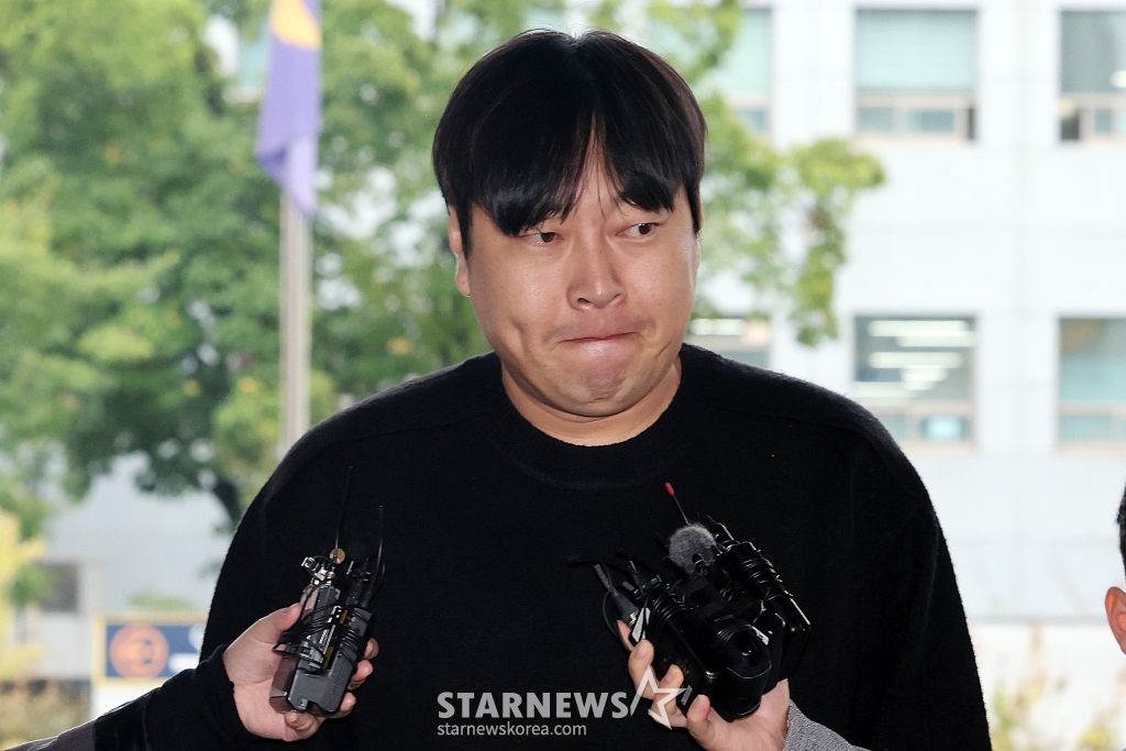 (서울=뉴스1) 이동해 기자 = 인터넷 불법 도박 사실을 털어놓은 개그맨 이진호가 22일 오후 서울 강남경찰서에 피의자 신분으로 출석하고 있다. 2024.10.22/뉴스1 Copyright (C) 뉴스1. All rights reserved. 무단 전재 및 재배포, AI학습 이용 금지. /사진=(서울=뉴스1) 이동해 기자