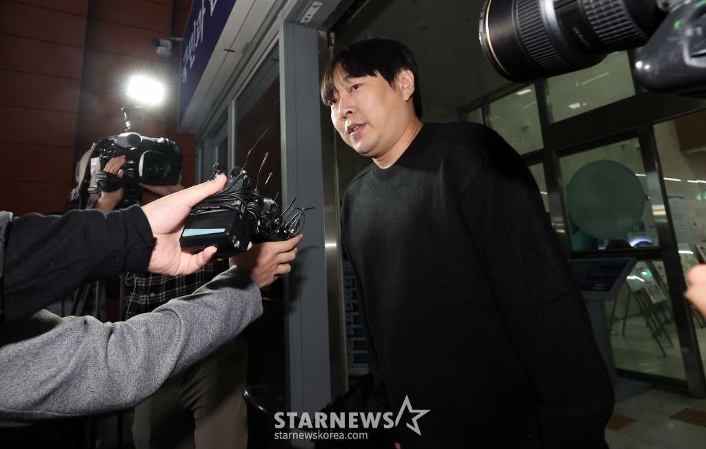 (서울=뉴스1) 이동해 기자 = 인터넷 불법 도박 사실을 털어놓은 개그맨 이진호가 22일 오후 서울 강남경찰서에 피의자 신분으로 출석하며 고개숙여 사과하고 있다. 2024.10.22/뉴스1 Copyright (C) 뉴스1. All rights reserved. 무단 전재 및 재배포, AI학습 이용 금지. /사진=(서울=뉴스1) 이동해 기자