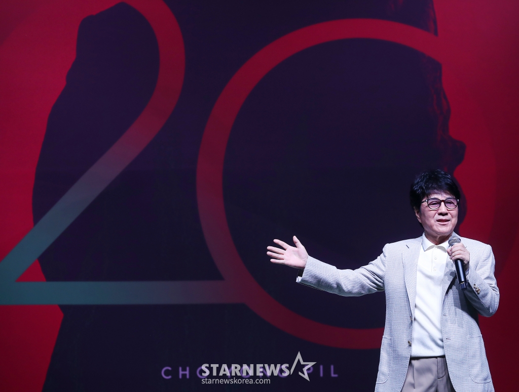 가수 조용필이 22일 오후 서울 용산구 블루스퀘어에서 진행된 정규 20집 '20' 발매기념 기자간담회에 참석해 인사말을 하고 있다. '20'은 조용필의 음악 세계에서 중요한 이정표가 될 앨범으로, 타이틀곡 '그래도 돼'를 비롯해 '찰나', 'Timing(타이밍)', '세렝게티처럼', '왜', 'Feeling Of You(필링 오브 유)', '라' 등 총 7곡이 수록됐다. 록, 일렉트로니카, 발라드를 가로지르는 넓은 장르 스펙트럼을 보여줄 예정이다. 2024.10.22 /사진=김창현 chmt@