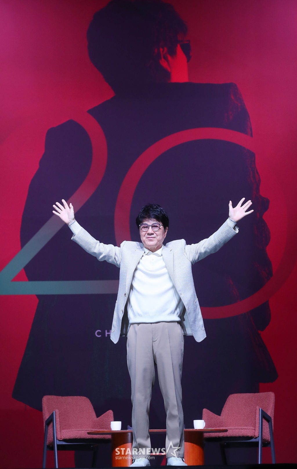 가수 조용필이 22일 오후 서울 용산구 블루스퀘어에서 진행된 정규 20집 '20' 발매기념 기자간담회에 참석해 포즈를 취하고 있다. '20'은 조용필의 음악 세계에서 중요한 이정표가 될 앨범으로, 타이틀곡 '그래도 돼'를 비롯해 '찰나', 'Timing(타이밍)', '세렝게티처럼', '왜', 'Feeling Of You(필링 오브 유)', '라' 등 총 7곡이 수록됐다. 록, 일렉트로니카, 발라드를 가로지르는 넓은 장르 스펙트럼을 보여줄 예정이다. 2024.10.22 /사진=김창현 chmt@