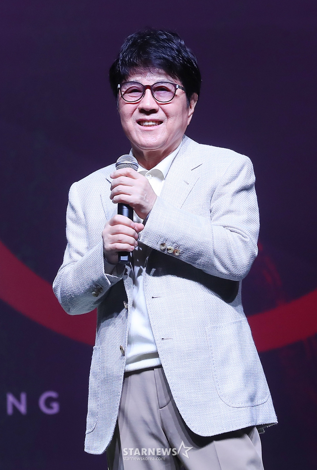 가수 조용필이 22일 오후 서울 용산구 블루스퀘어에서 진행된 정규 20집 '20' 발매기념 기자간담회에 참석해 인사말을 하고 있다. '20'은 조용필의 음악 세계에서 중요한 이정표가 될 앨범으로, 타이틀곡 '그래도 돼'를 비롯해 '찰나', 'Timing(타이밍)', '세렝게티처럼', '왜', 'Feeling Of You(필링 오브 유)', '라' 등 총 7곡이 수록됐다. 록, 일렉트로니카, 발라드를 가로지르는 넓은 장르 스펙트럼을 보여줄 예정이다. 2024.10.22 /사진=김창현 chmt@