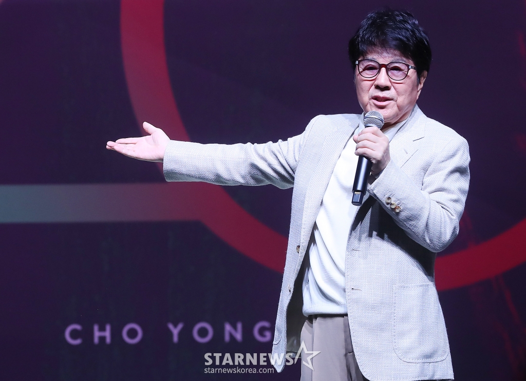 가수 조용필이 22일 오후 서울 용산구 블루스퀘어에서 진행된 정규 20집 '20' 발매기념 기자간담회에 참석해 인사말을 하고 있다. '20'은 조용필의 음악 세계에서 중요한 이정표가 될 앨범으로, 타이틀곡 '그래도 돼'를 비롯해 '찰나', 'Timing(타이밍)', '세렝게티처럼', '왜', 'Feeling Of You(필링 오브 유)', '라' 등 총 7곡이 수록됐다. 록, 일렉트로니카, 발라드를 가로지르는 넓은 장르 스펙트럼을 보여줄 예정이다. 2024.10.22 /사진=김창현 chmt@