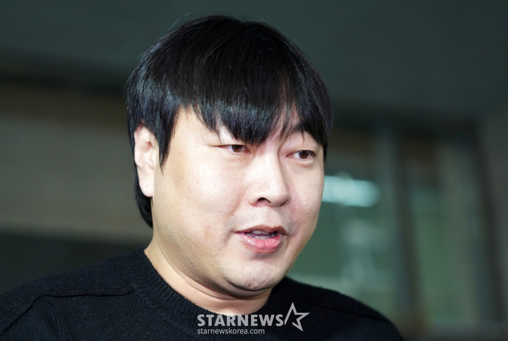 인터넷 불법도박 사실을 인정한 개그맨 이진호(38)씨가 22일 서울 강남구 대치동 강남경찰서에 피의자 신분으로 출석했다. K5를 타고 경찰서에 도착한 이씨는 사기 의혹, 불법 도박에 빠진 이유 및 팬과 동료 연예인에게 할 말을 있느냐는 취재진 질문에 연신 “죄송하다”고 답했으며, 경찰서 안으로 들어서면서 “조사를 성실히 받겠다”고 밝혔다. 이씨는 방송인 이수근, 가수 BTS 지민, 영탁을 포함, 동료 연예인·대부업체 등으로부터 23억원 가량의 돈을 빌린 것으로 알려졌다. 이후 이씨는 화성시 홍보대사에서 해촉됐고, 출연 중이던 아는 형님 프로그램에서도 하차했다. 경찰은 국민 신문고를 통해 접수된 사기 혐의에 대해서도 조사할 예정이다. /사진=임한별(머니S)
