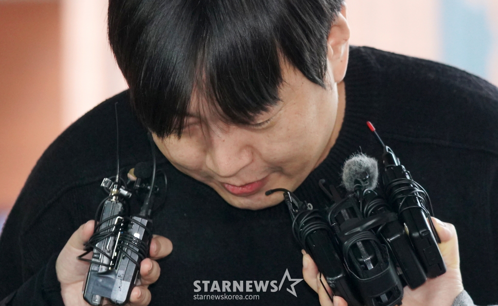 인터넷 불법도박 사실을 인정한 개그맨 이진호(38)씨가 22일 서울 강남구 대치동 강남경찰서에 피의자 신분으로 출석했다. K5를 타고 경찰서에 도착한 이씨는 사기 의혹, 불법 도박에 빠진 이유 및 팬과 동료 연예인에게 할 말을 있느냐는 취재진 질문에 연신 “죄송하다”고 답했으며, 경찰서 안으로 들어서면서 “조사를 성실히 받겠다”고 밝혔다. 이씨는 방송인 이수근, 가수 BTS 지민, 영탁을 포함, 동료 연예인·대부업체 등으로부터 23억원 가량의 돈을 빌린 것으로 알려졌다. 이후 이씨는 화성시 홍보대사에서 해촉됐고, 출연 중이던 아는 형님 프로그램에서도 하차했다. 경찰은 국민 신문고를 통해 접수된 사기 혐의에 대해서도 조사할 예정이다. /사진=임한별(머니S)