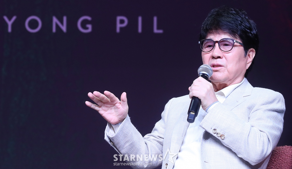 가수 조용필이 22일 오후 서울 용산구 블루스퀘어에서 진행된 정규 20집 '20' 발매기념 기자간담회에 참석해 인사말을 하고 있다. '20'은 조용필의 음악 세계에서 중요한 이정표가 될 앨범으로, 타이틀곡 '그래도 돼'를 비롯해 '찰나', 'Timing(타이밍)', '세렝게티처럼', '왜', 'Feeling Of You(필링 오브 유)', '라' 등 총 7곡이 수록됐다. 록, 일렉트로니카, 발라드를 가로지르는 넓은 장르 스펙트럼을 보여줄 예정이다. 2024.10.22 /사진=김창현 chmt@