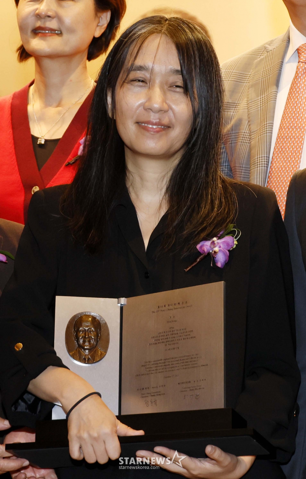 [서울=뉴시스] 사진공동취재단 = 한국인 최초로 노벨문학상을 수상한 한강 작가가 17일 서울 강남구 아이파크타워 포니정홀에서 열린 제18회 포니정 혁신상 시상식에서 참석자들과 기념사진을 촬영하고있다. 2024.10.17. photo@newsis.com /사진=