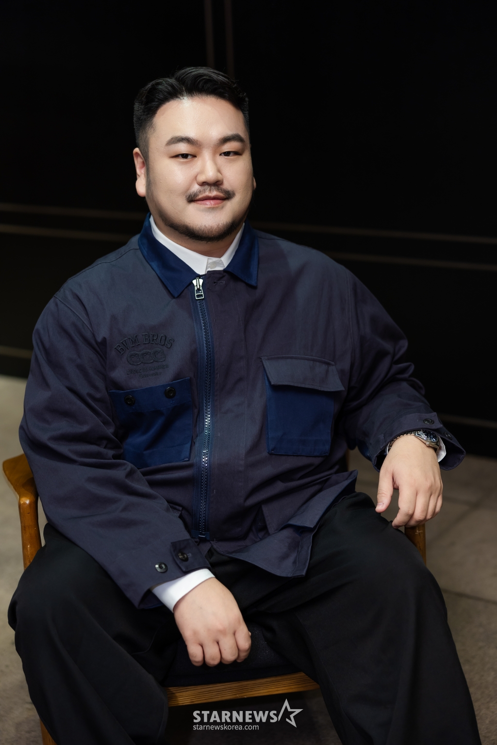 티빙 드라마 '대도시의 사랑법' 박상영 작가가 23일 서울 종로구 팔판동의 한 카페에서 진행된 인터뷰를 위해 포즈를 취하고 있다. '대도시의 사랑법'은 동명의 소설을 원작으로 둔 작품으로, 청춘들의 달콤한 만남과 이별의 아픔, 어딘가 모르게 나와 비슷한 사랑의 경험을 한 고영의 성장기를 그린다. 박상영 작가는 원작을 집필한 작가로, 이번 드라마의 각본에도 참여했다. / 사진제공=티빙, 메리크리스마스, 빅스톤스튜디오 /사진=김창현 chmt@