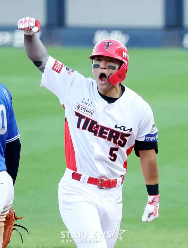 '2024 KBO 포스트시즌 한국시리즈 1차전' KIA-삼성전 서스펜디드 경기가 23일 광주-기아챔피언스필드에서 열렸다. KIA 김도영이 7회말 2사 2루에서 1타점 적시타를 날리고 출루한 후 환호하고 있다. /사진=김진경 대기자