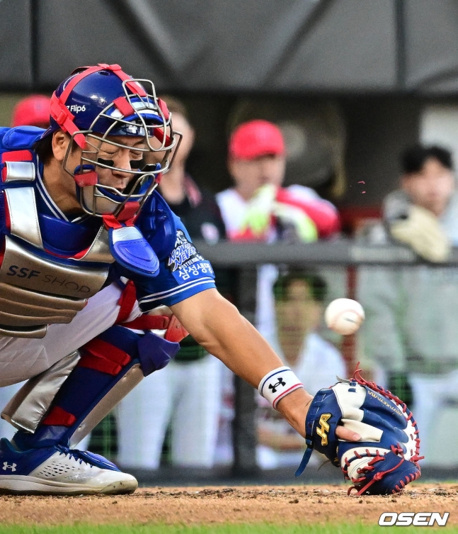 삼성 강민호가 23일 오후 4시 재개된 2024 KBO 한국시리즈 1차전 7회말 2사 2, 3루에서 임창민의 포크를 놓치고 있다.