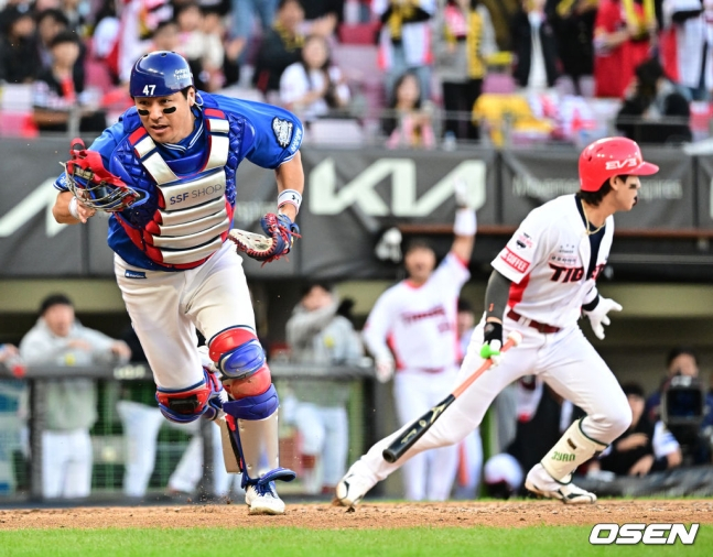 삼성 강민호(왼쪽)가 23일 오후 4시 재개된 2024 KBO 한국시리즈 1차전 7회말 2사 2, 3루에서 임창민의 포크를 놓치고 잡기 위해 뛰어가고 있다.