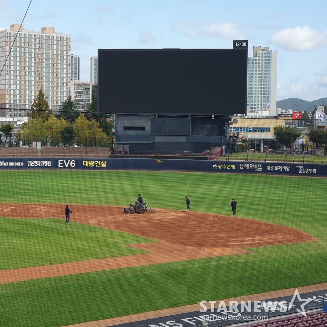23일 KIA와 삼성의 2024 KBO 한국시리즈 1차전이 열릴 광주-기아챔피언스필드. 오후 12시경 새 흙을 덮고 다지는 작업이 한창 진행 중이다. /사진=김동윤 기자
