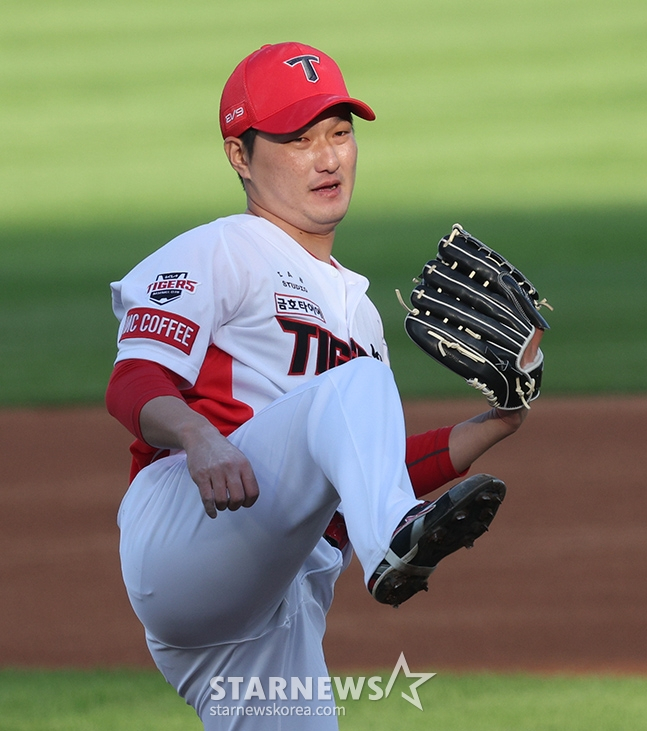 '2024 KBO 포스트시즌 한국시리즈 1차전' KIA-삼성전 서스펜디드 경기가 23일 광주-기아챔피언스필드에서 열렸다. KIA 전상현이 역투하고 있다. /사진=김진경 대기자