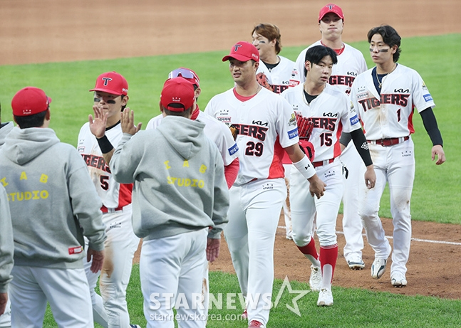 '2024 KBO 포스트시즌 한국시리즈 1차전' KIA-삼성전 서스펜디드 경기가 23일 광주-기아챔피언스필드에서 열렸다. 삼성에 5-1로 승리한 KIA 선수들이 이범호 감독과 하이파이브하고 있다. /사진=김진경 대기자