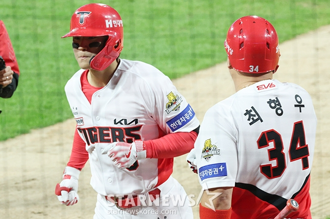 '2024 KBO 포스트시즌 한국시리즈 2차전' KIA-삼성전이 23일 광주-기아챔피언스필드에서 열렸다. KIA 김도영이 2회말 2사에서 우월 1점 홈런을 날린 후 홈인하고 있다. /사진=김진경 대기자