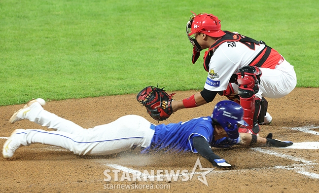 '2024 KBO 포스트시즌 한국시리즈 2차전' KIA-삼성전이 23일 광주-기아챔피언스필드에서 열렸다. 삼성 6회초 1사 1,2루에서 2루주자 류지혁이 김현준의 좌중간 안타 때 홈으로 뛰어들어 세이프되고 있다. KIA 포수는 김태군. /사진=김진경 대기자