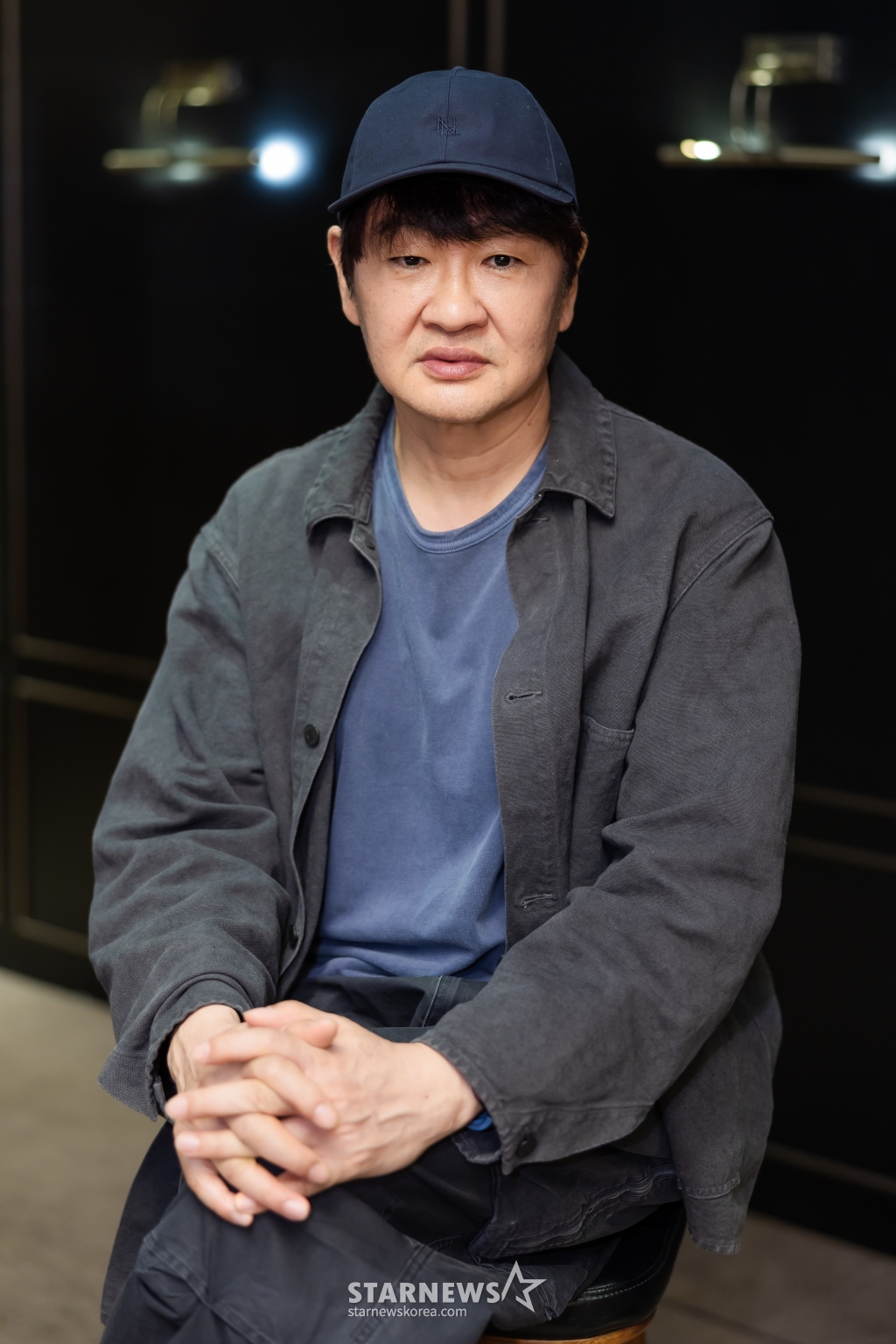 티빙 드라마 '대도시의 사랑법' 허진호 감독이 23일 서울 종로구 팔판동의 한 카페에서 진행된 인터뷰를 위해 포즈를 취하고 있다. '대도시의 사랑법'은 동명의 소설을 원작으로 둔 작품으로, 청춘들의 달콤한 만남과 이별의 아픔, 어딘가 모르게 나와 비슷한 사랑의 경험을 한 고영의 성장기를 그린다. / 사진제공=티빙, 메리크리스마스, 빅스톤스튜디오 /사진=김창현 chmt@
