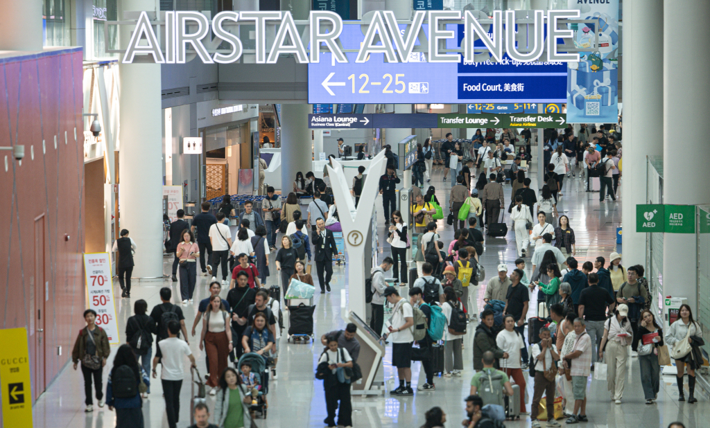 (인천공항=뉴스1) 이재명 기자 = 국군의날·개천절 징검다리 연휴를 앞둔 29일 인천국제공항 출국장이 여행객들로 붐비고 있다. 2024.9.29/뉴스1 Copyright (C) 뉴스1. All rights reserved. 무단 전재 및 재배포, AI학습 이용 금지. /사진=(인천공항=뉴스1) 이재명 기자