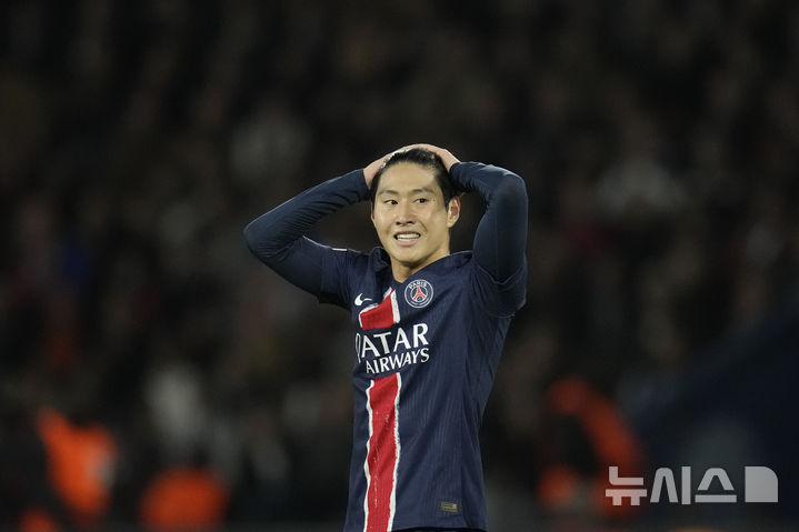 이강인이 22일(현지시각) 프랑스 파리의 파르크 데 프랭스에서 열린 2024-25 유럽축구연맹(UEFA) 챔피언스리그(UCL) 리그 페이즈 3차전 PSV 에인트호번(네덜란드)과 경기 중 득점 기회를 놓친 후 아쉬워하고 있다. /사진=뉴시스
