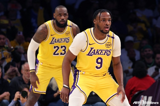 르브론 제임스(왼쪽)와 브로니 제임스가 2024~2025시즌 NBA 개막전 미네소타 팀버울브스와 경기를 함께 뛰고 있다. /AFPBBNews=뉴스1