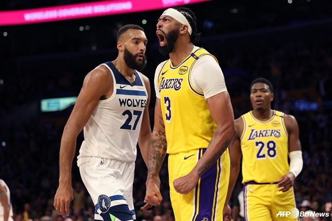앤서니 데이비스(가운데)가 2024~2025시즌 NBA 개막전 미네소타 팀버울브스전에서 루디 고베어(왼쪽)의 슈팅을 블로킹한 뒤 포효가고 있다. /AFPBBNews=뉴스1