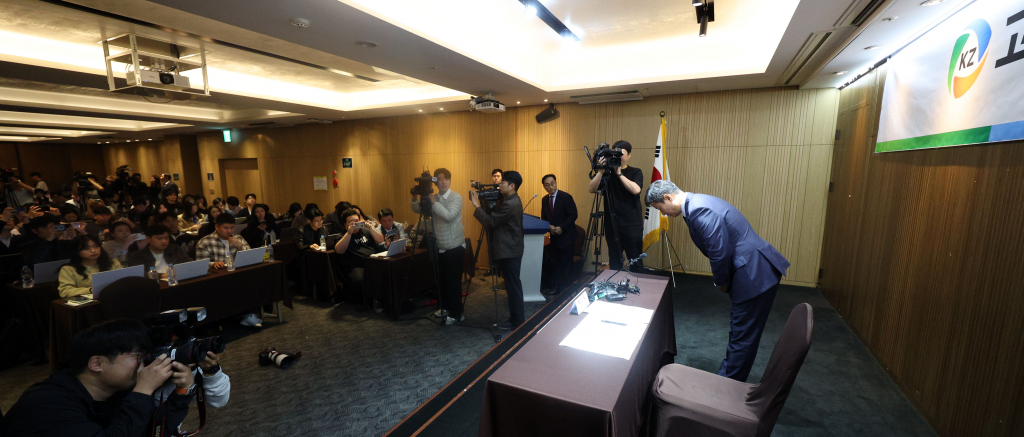 박기덕 고려아연 대표이사가 22일 서울 소재 호텔에서 기자회견을 열고 MBK·영풍의 인수합병 시도에 대한 입장을 밝히기 전 인사하고 있다. 사진제공=뉴스1