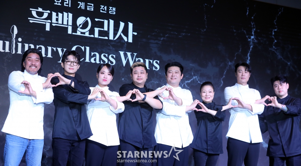 애드워드 리, 트리플 스타, 정지선, 요리하는 돌아이, 장호준, 이모카세 1호, 최현석, 나폴리 맛피아가 7일 오전 서울 마포구 호텔 나루 서울 엠갤러리에서 진행된 넷플릭스 예능 '흑백요리사: 요리 계급 전쟁' TOP8 기자간담회에 참석해 포즈를 취하고 있다. '흑백요리사: 요리 계급 전쟁'은 맛 하나는 최고라고 평가받는 재야의 고수 '흑수저' 셰프들이 대한민국 최고의 스타 셰프 '백수저'들에게 도전장을 내밀며 치열하게 맞붙는 100인의 요리 계급 전쟁이다. 2024.10.07 /사진=김창현