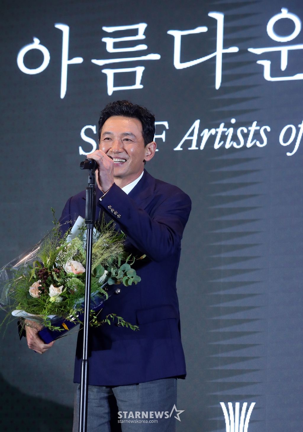 배우 황정민이 24일 오후 서울 강동구 고덕동 스테이지28에서 열린 '제14회 아름다운예술인상'에서 영화예술인상을 수상한 뒤 소감을 말하고 있다. '아름다운예술인상'은 2011년 신영균예술문화재단이 창립되던 해 제정돼 매년 연말에 영화, 연극, 공로, 선행, 독립영화 부문에서 활동이 돋보이는 예술인을 선정, 총 1억원(각 2천만원)의 시상금과 상패를 수여하는 축제를 이어왔다.2024.10.24 /사진=김창현 chmt@