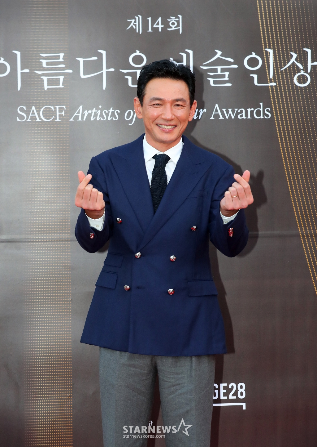 배우 황정민이 24일 오후 서울 강동구 고덕동 스테이지28에서 열린 '제14회 아름다운예술인상'에 참석해 포즈를 취하고 있다. '아름다운예술인상'은 2011년 신영균예술문화재단이 창립되던 해 제정돼 매년 연말에 영화, 연극, 공로, 선행, 독립영화 부문에서 활동이 돋보이는 예술인을 선정, 총 1억원(각 2천만원)의 시상금과 상패를 수여하는 축제를 이어왔다.2024.10.24 /사진=김창현 chmt@