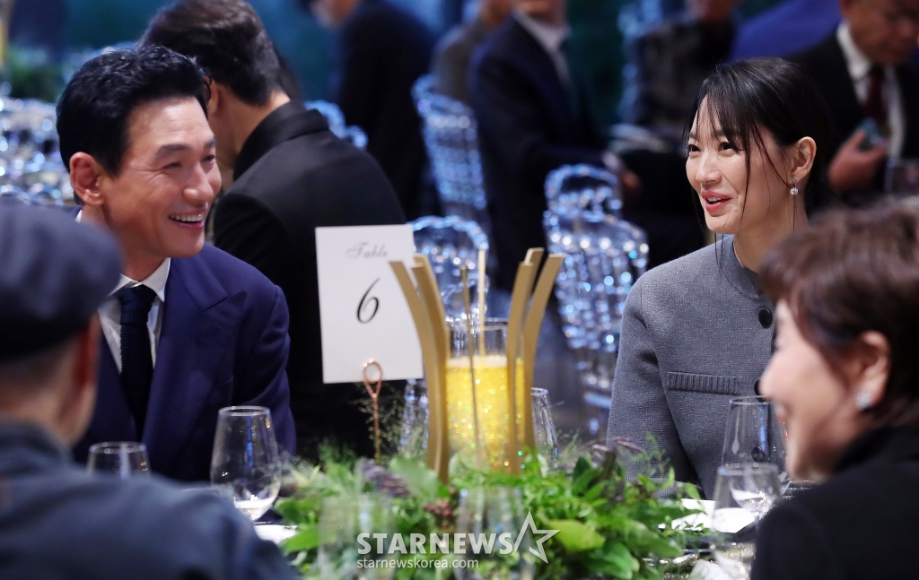배우 황정민, 신민아가 24일 오후 서울 강동구 고덕동 스테이지28에서 열린 '제14회 아름다운예술인상'에 참석해 대화를 나누고 있다. '아름다운예술인상'은 2011년 신영균예술문화재단이 창립되던 해 제정돼 매년 연말에 영화, 연극, 공로, 선행, 독립영화 부문에서 활동이 돋보이는 예술인을 선정, 총 1억원(각 2천만원)의 시상금과 상패를 수여하는 축제를 이어왔다.2024.10.24 /사진=김창현 chmt@