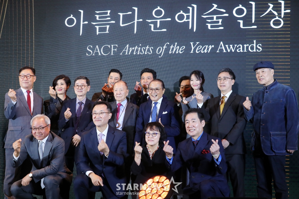 24일 오후 서울 강동구 고덕동 스테이지28에서 열린 '제14회 아름다운예술인상'에서 수상자 및 내빈들이 기념촬영을 하고 있다. '아름다운예술인상'은 2011년 신영균예술문화재단이 창립되던 해 제정돼 매년 연말에 영화, 연극, 공로, 선행, 독립영화 부문에서 활동이 돋보이는 예술인을 선정, 총 1억원(각 2천만원)의 시상금과 상패를 수여하는 축제를 이어왔다.2024.10.24 /사진=김창현 chmt@