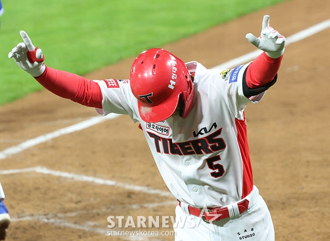 '2024 KBO 포스트시즌 한국시리즈 2차전' KIA-삼성전이 23일 광주-기아챔피언스필드에서 열렸다. KIA 김도영이 2회말 2사에서 우월 1점 홈런을 날린 후 홈인하고 있다. /사진=김진경 대기자