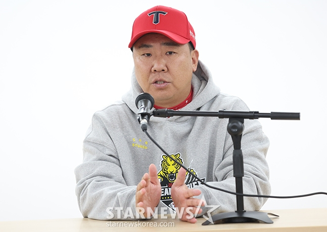 2024 KBO 포스트시즌 한국시리즈 3차전' 삼성-KIA전이 25일 대구 삼성라이온즈파크에서 열렸다. 이범호 KIA 감독이 경기 전 브리핑에서 기자들의 질문에 답하고 있다. /사진=김진경 대기자