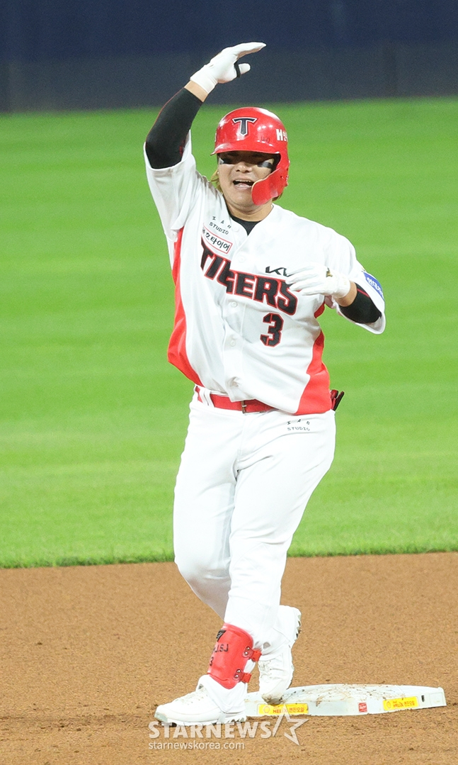 '2024 KBO 포스트시즌 한국시리즈 2차전' KIA-삼성전이 23일 광주-기아챔피언스필드에서 열렸다. KIA 김선빈이 1회말 1사 1,3루에서 1타점 좌월 2루타를 날린 후 세리머니를 선보이고 있다. /사진=김진경 대기자