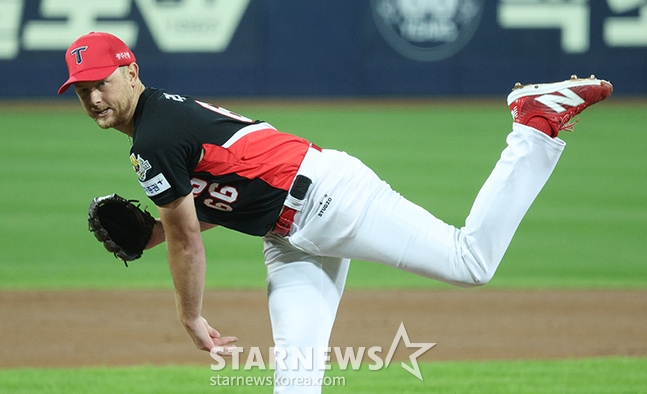 '2024 KBO 포스트시즌 한국시리즈 3차전' 삼성-KIA전이 25일 대구 삼성라이온즈파크에서 열렸다. KIA 선발 라우어가 역투하고 있다. /사진=김진경 대기자