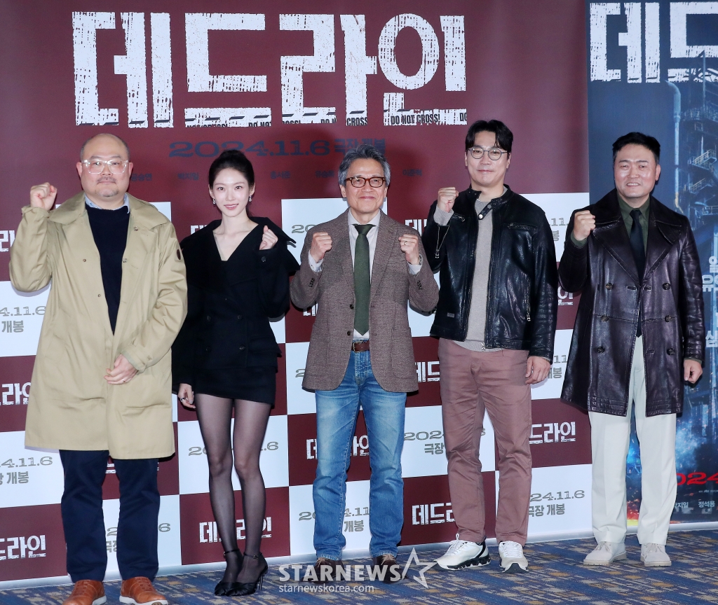 권봉근 감독, 배우 박지일, 공승연, 홍서준, 이준혁이 25일 오후 서울 송파구 롯데월드타워 롯데시네마에서 진행된 영화 '데드라인' 언론시사회 및 기자간담회에 참석해 포즈를 취하고 있다. '데드라인'은 초대형 태풍이 덮친 포항 제철소, 조여오는 데드라인을 앞두고 펼쳐지는 생존과 진실, 그리고 뜨거웠던 사투의 현장을 담은 현실 재난 휴먼 드라마이다. 11월 6일 개봉. 2024.10.25 /사진=김창현 chmt@