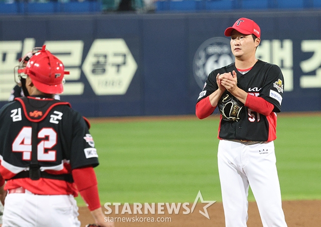 '2024 KBO 포스트시즌 한국시리즈 3차전' 삼성-KIA전이 25일 대구 삼성라이온즈파크에서 열렸다. KIA 전상현(오른쪽)이 7회 홈런 두 방을 허용한 후 교체되고 있다. /사진=김진경 대기자