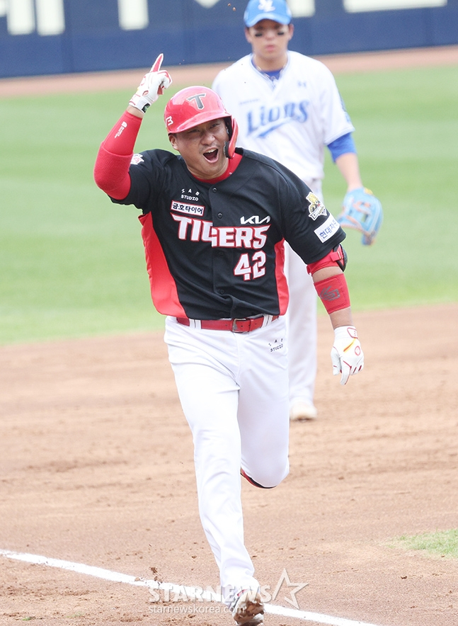 '2024 KBO 포스트시즌 한국시리즈 4차전' 삼성-KIA전이 26일 대구 삼성라이온즈파크에서 열렸다. KIA 김태군이 3회초 2사 만루에서 좌월 만루 홈런을 날린 후 포효하고 있다. /사진=김진경 대기자
