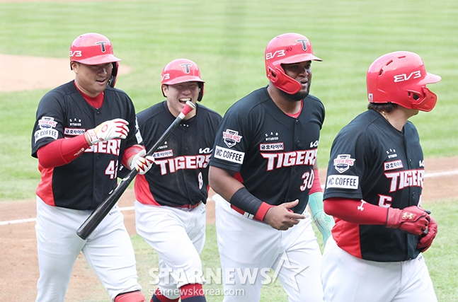 '2024 KBO 포스트시즌 한국시리즈 4차전' 삼성-KIA전이 26일 대구 삼성라이온즈파크에서 열렸다. KIA 김태군이 3회초 2사 만루에서 좌월 만루 홈런을 날린 후 홈인하고 있다. /사진=김진경 대기자