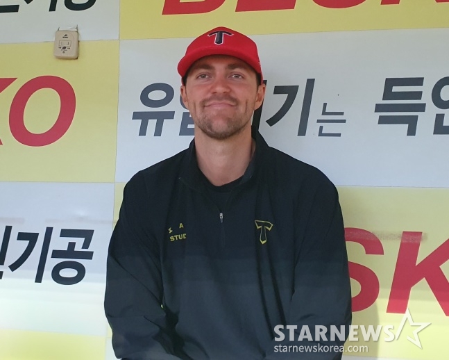 KIA 제임스 네일이 26일 대구 삼성라이온즈파크에서 열린 2024 KBO 한국시리즈 4차전 승리 투수가 된 뒤 취재진과 인터뷰를 하고 있다. /사진=김동윤 기자