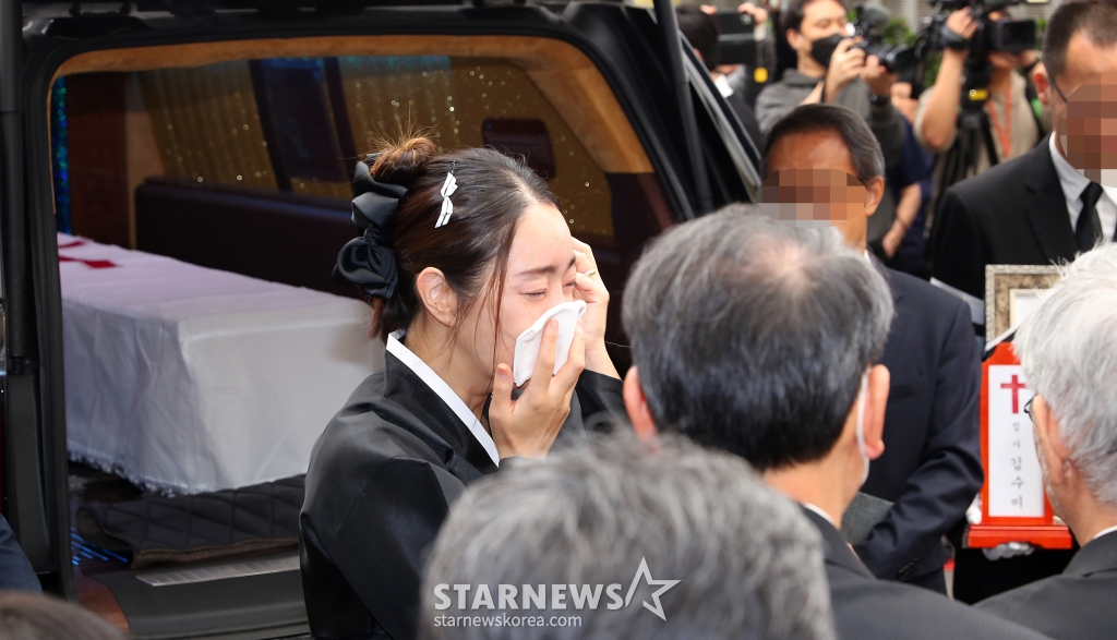배우 고(故) 김수미 발인식이 21일 오전 서울 성동구 한양대학교 장례식장에서 엄수된 가운데 며느리 서효림이 슬픔에 잠겨 있다. 김수미는 지난 25일 오전 세상을 떠났다. 향년 75세. 고인은 이날 오전 8시 8분께 심정지 상태로 구급차에 실려 서울 성모병원으로 이송됐으나 사망했다. 유족에 따르면, 고혈당 쇼크에 따른 심정지가 온 것으로 알려졌다. 2024.10.27 /사진=김창현 chmt@