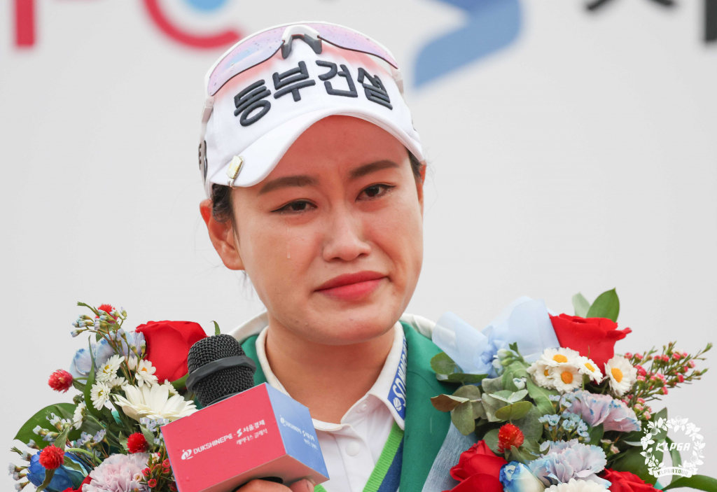 우승 후 눈물을 흘리는 지한솔. /사진=KLPGT 제공