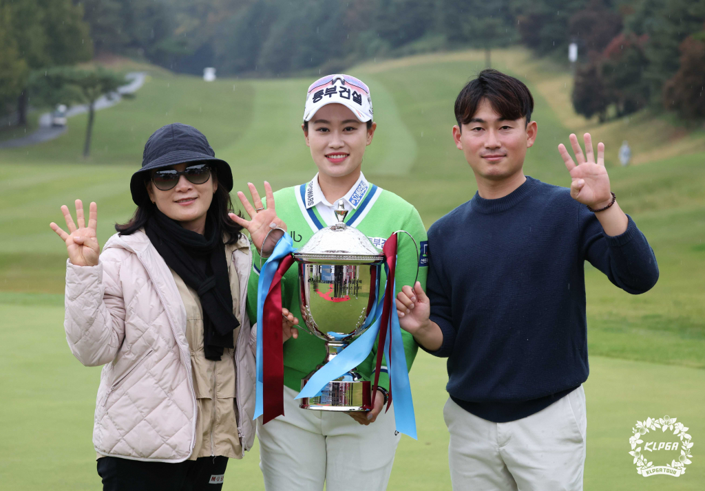 지한솔(가운데)이 우승 후 가족들과 함께 사진을 찍고 있다. /사진=KLPGT 제공