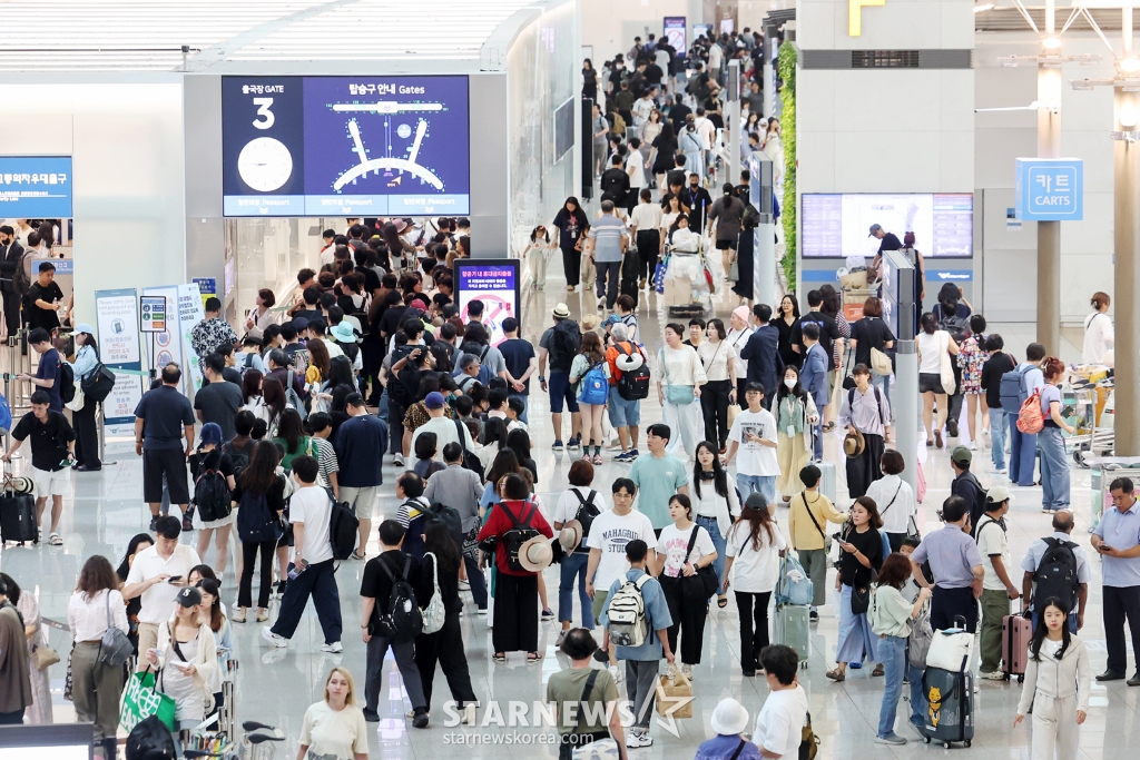 (인천공항=뉴스1) 민경석 기자 = 25일 오전 인천국제공항 출국장이 여름 휴가철을 맞아 해외여행을 떠나는 여행객들로 북적이고 있다. 2024.7.25/뉴스1 Copyright (C) 뉴스1. All rights reserved. 무단 전재 및 재배포, AI학습 이용 금지. /사진=(인천공항=뉴스1) 민경석 기자