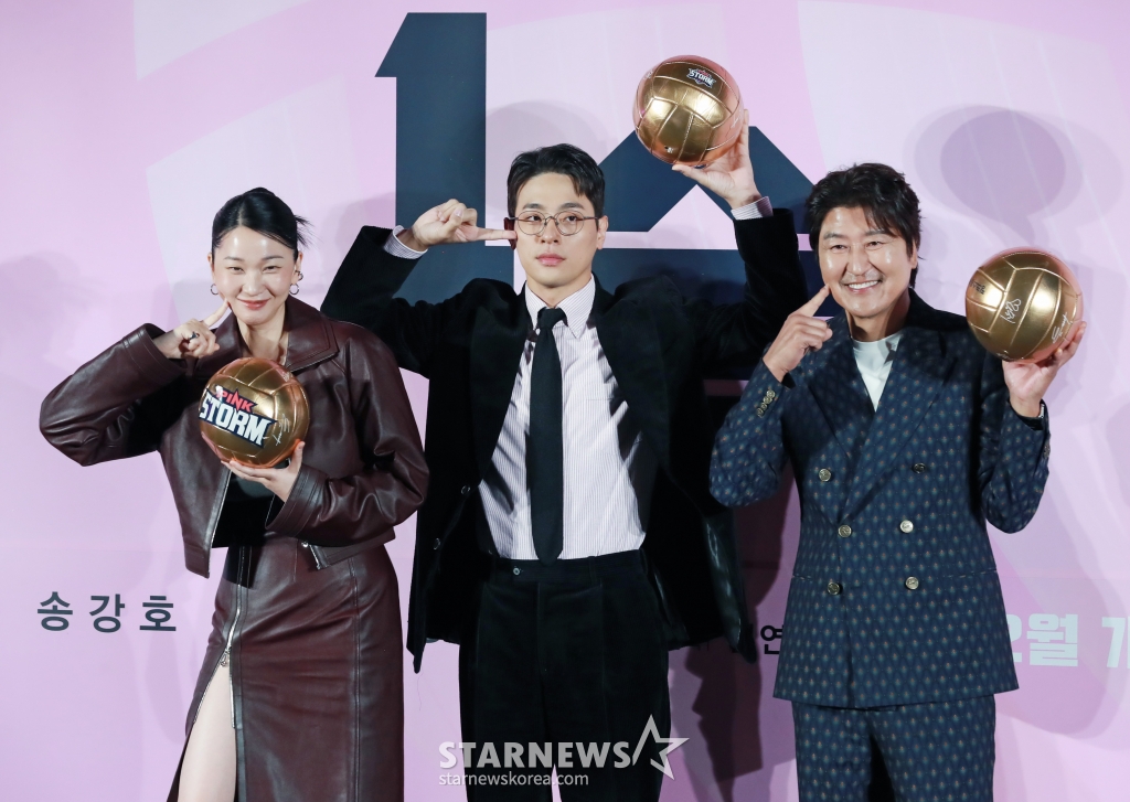 배우 장윤주, 박정민, 송강호가 28일 오전 서울 CGV용산아이파크몰에서 진행된 영화 '1승'(감독 신연식) 제작발표회에 참석해 포즈를 취하고 있다. 이겨본 적 없는 감독과 이길 생각 없는 구단주, 이기는 법 모르는 선수들까지 승리의 가능성이 하나도 없는 프로 여자배구단이 1승을 위해 도전에 나서는 영화 '1승'은 오는 12월 개봉예정이다. /2024.10.28 /사진=이동훈 photoguy@