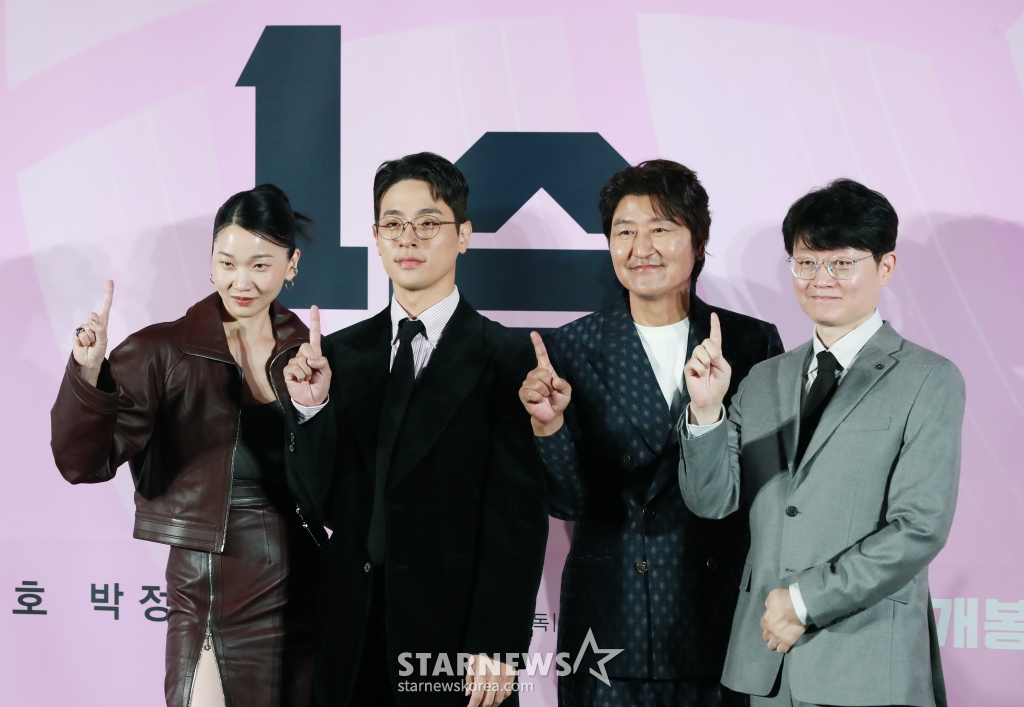 배우 장윤주, 박정민, 송강호, 신연식 감독이 28일 오전 서울 CGV용산아이파크몰에서 진행된 영화 '1승'(감독 신연식) 제작발표회에 참석해 포즈를 취하고 있다. 이겨본 적 없는 감독과 이길 생각 없는 구단주, 이기는 법 모르는 선수들까지 승리의 가능성이 하나도 없는 프로 여자배구단이 1승을 위해 도전에 나서는 영화 '1승'은 오는 12월 개봉예정이다. /2024.10.28 /사진=이동훈 photoguy@