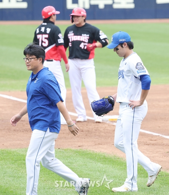 '2024 KBO 포스트시즌 한국시리즈 4차전' 삼성-KIA전이 26일 대구 삼성라이온즈파크에서 열렸다. 삼성 선발 원태인(오른쪽)이 3회 교체되고 있다. /사진=김진경 대기자
