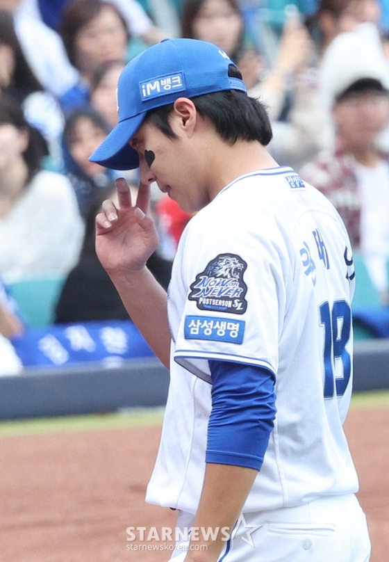 '2024 KBO 포스트시즌 한국시리즈 4차전' 삼성-KIA전이 26일 대구 삼성라이온즈파크에서 열렸다. 삼성 선발 원태인이 3회 교체되고 있다. /사진=김진경 대기자