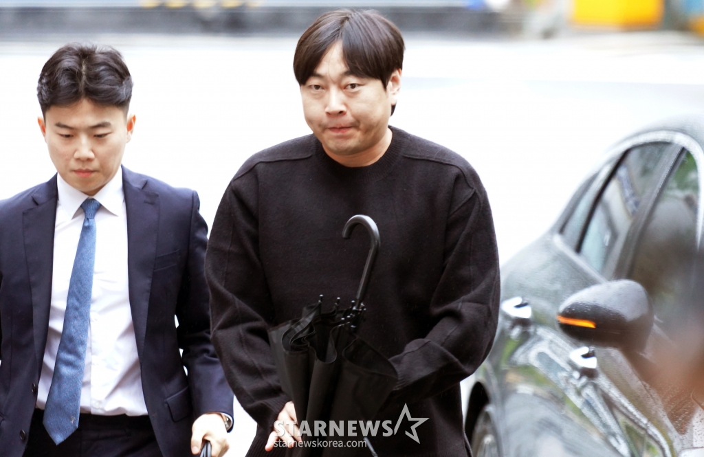인터넷 불법도박 사실을 인정한 개그맨 이진호(38)씨가 22일 서울 강남구 대치동 강남경찰서에 피의자 신분으로 출석했다. K5를 타고 경찰서에 도착한 이씨는 사기 의혹, 불법 도박에 빠진 이유 및 팬과 동료 연예인에게 할 말을 있느냐는 취재진 질문에 연신 “죄송하다”고 답했으며, 경찰서 안으로 들어서면서 “조사를 성실히 받겠다”고 밝혔다. 이씨는 방송인 이수근, 가수 BTS 지민, 영탁을 포함, 동료 연예인·대부업체 등으로부터 23억원 가량의 돈을 빌린 것으로 알려졌다. 이후 이씨는 화성시 홍보대사에서 해촉됐고, 출연 중이던 아는 형님 프로그램에서도 하차했다. 경찰은 국민 신문고를 통해 접수된 사기 혐의에 대해서도 조사할 예정이다. /사진=임한별(머니S)